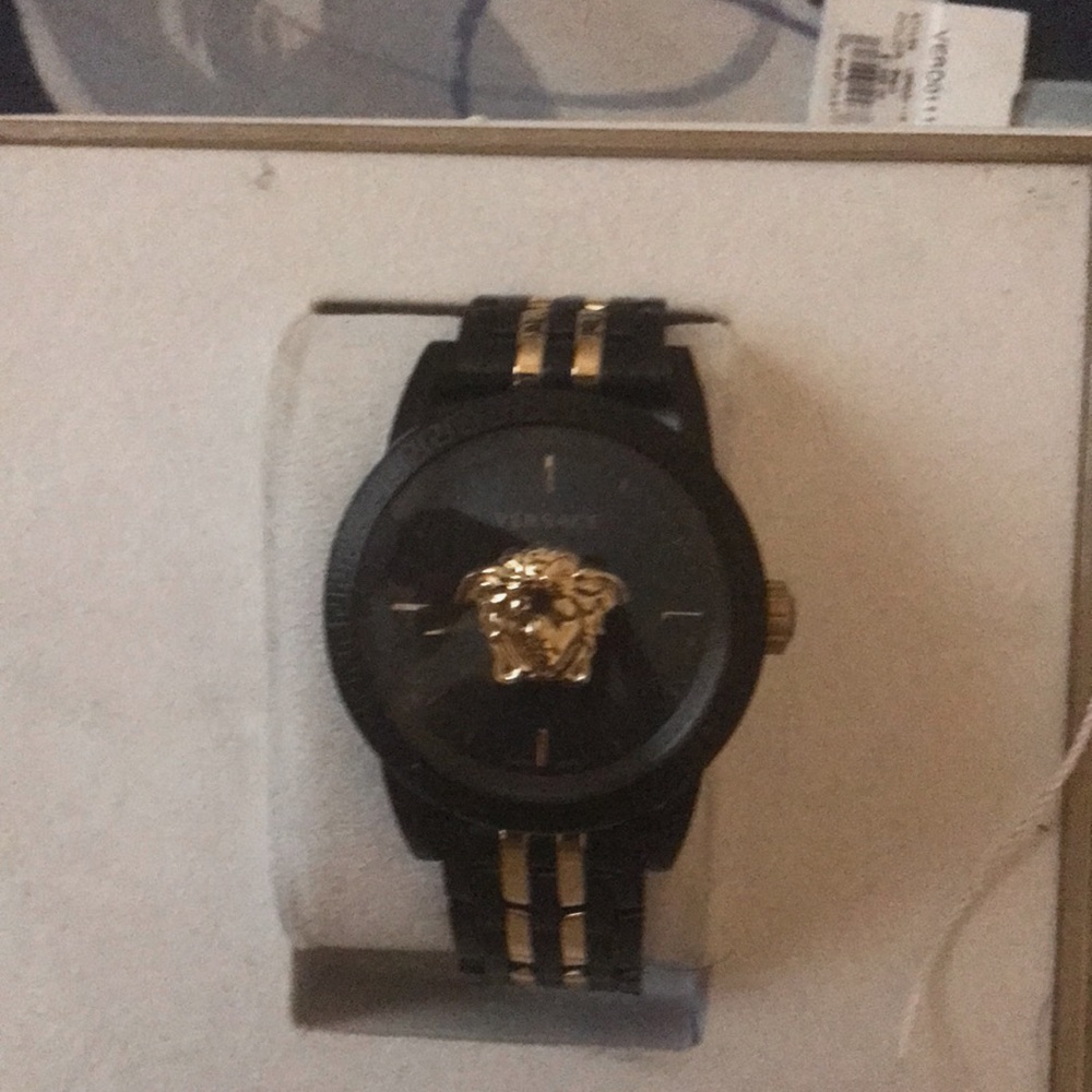 I’m selling my brand new Versace watch